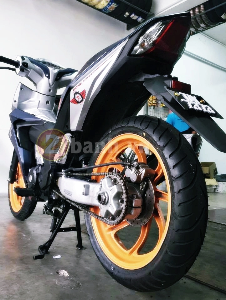 Winner 150 gắp n lạnh lùng trong khi chụp cùng đồng bọn