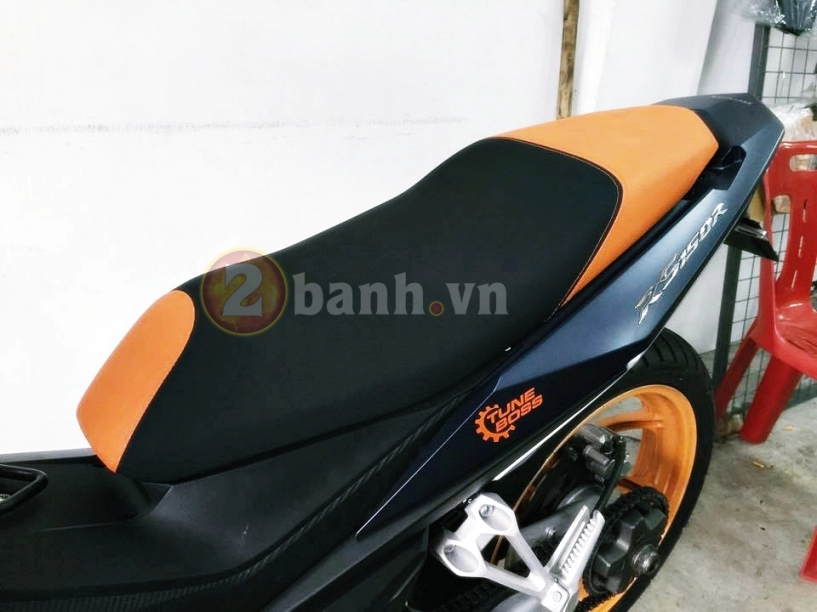 Winner 150 gắp n lạnh lùng trong khi chụp cùng đồng bọn
