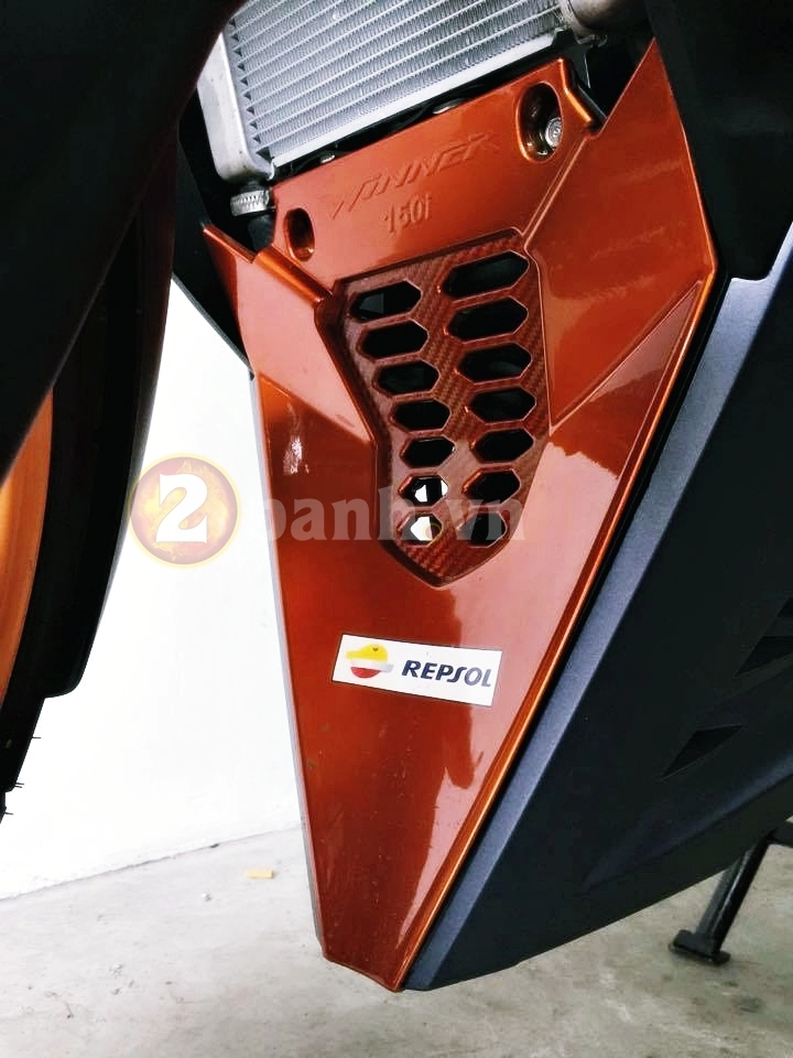 Winner 150 gắp n lạnh lùng trong khi chụp cùng đồng bọn