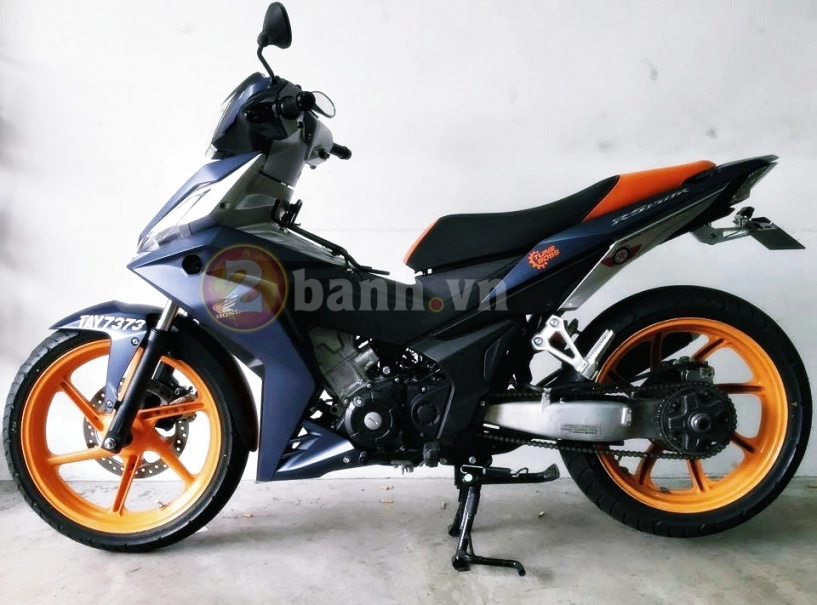 Winner 150 gắp n lạnh lùng trong khi chụp cùng đồng bọn