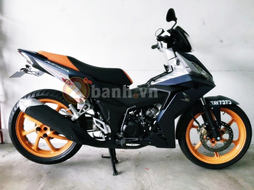 Winner 150 gắp n lạnh lùng trong khi chụp cùng đồng bọn