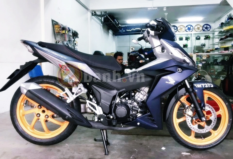 Winner 150 gắp n lạnh lùng trong khi chụp cùng đồng bọn