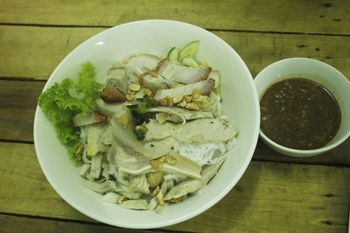 Ghé quán bán hai loại bánh bèo đông khách ở sài gòn