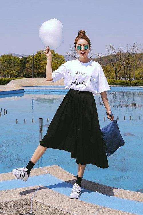 Mix đồ bánh bèo với sneaker cá tính mà con gái nên biết
