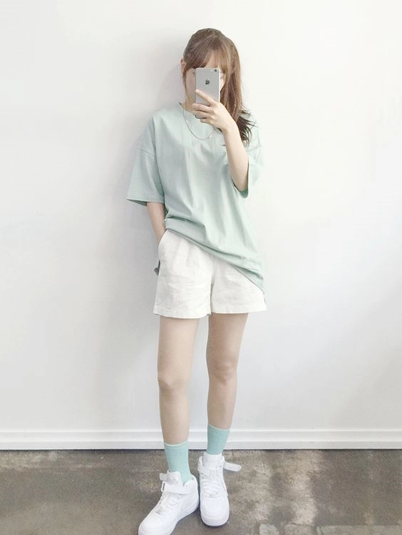 Mix đồ bánh bèo với sneaker cá tính mà con gái nên biết
