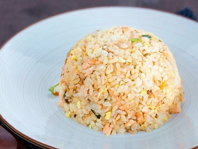 Bữa sáng sang chảnh với cơm rang cá hồi