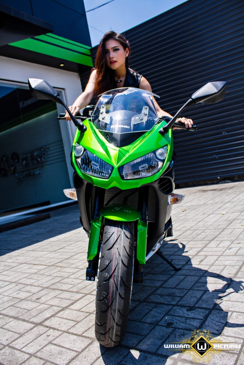 Dàn mỹ nhân xinh đẹp đọ dáng cùng các mẫu xe mô tô 1000 cc mới của kawasaki