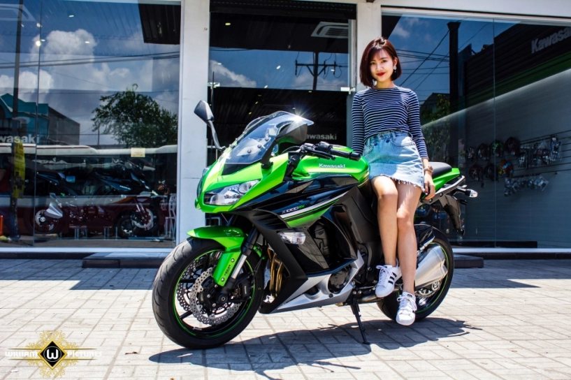 Dàn mỹ nhân xinh đẹp đọ dáng cùng các mẫu xe mô tô 1000 cc mới của kawasaki