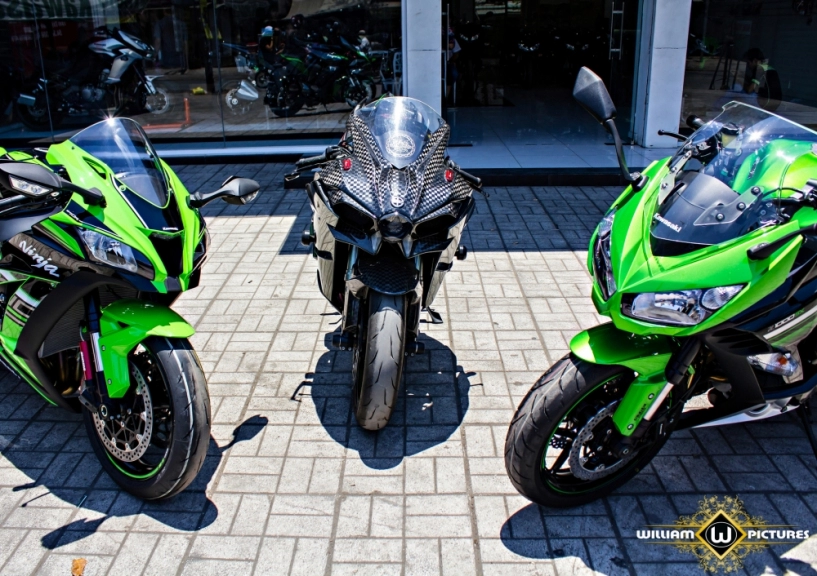 Dàn mỹ nhân xinh đẹp đọ dáng cùng các mẫu xe mô tô 1000 cc mới của kawasaki