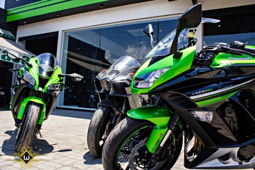 Dàn mỹ nhân xinh đẹp đọ dáng cùng các mẫu xe mô tô 1000 cc mới của kawasaki