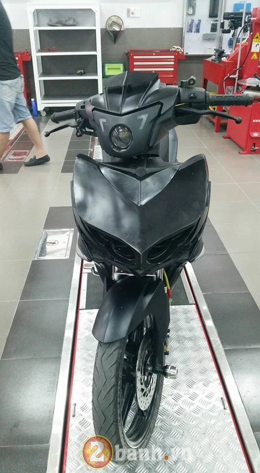 Exciter 150 đen thăm thẳm với bộ cánh độc lạ