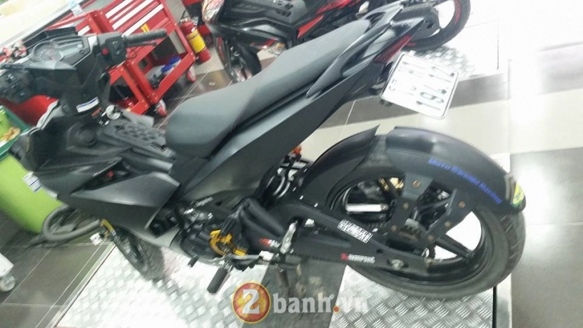Exciter 150 đen thăm thẳm với bộ cánh độc lạ