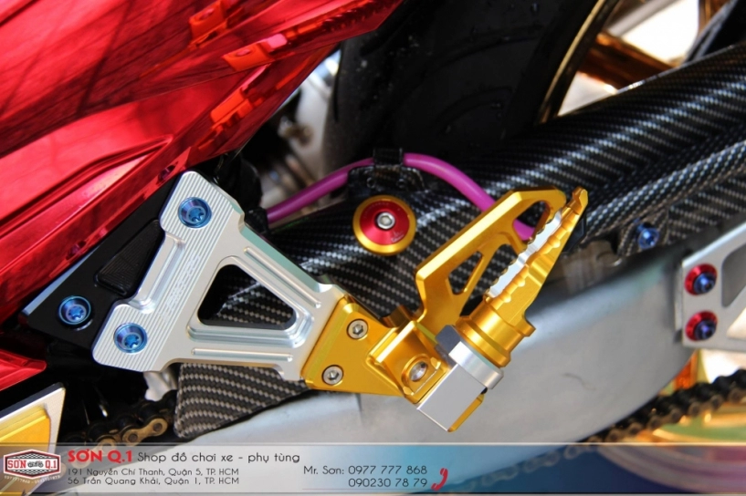 Exciter 150 nổi bật với bản độ mạ chrome cùng dàn chân 1 gắp