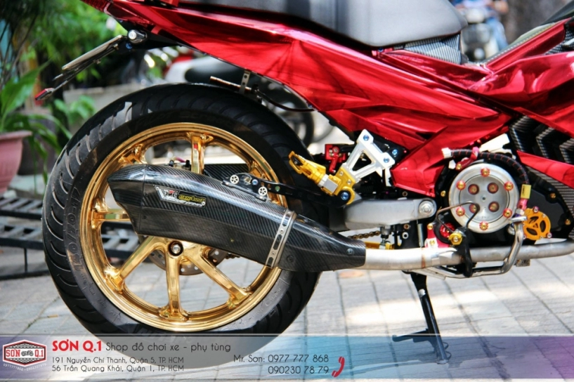 Exciter 150 nổi bật với bản độ mạ chrome cùng dàn chân 1 gắp