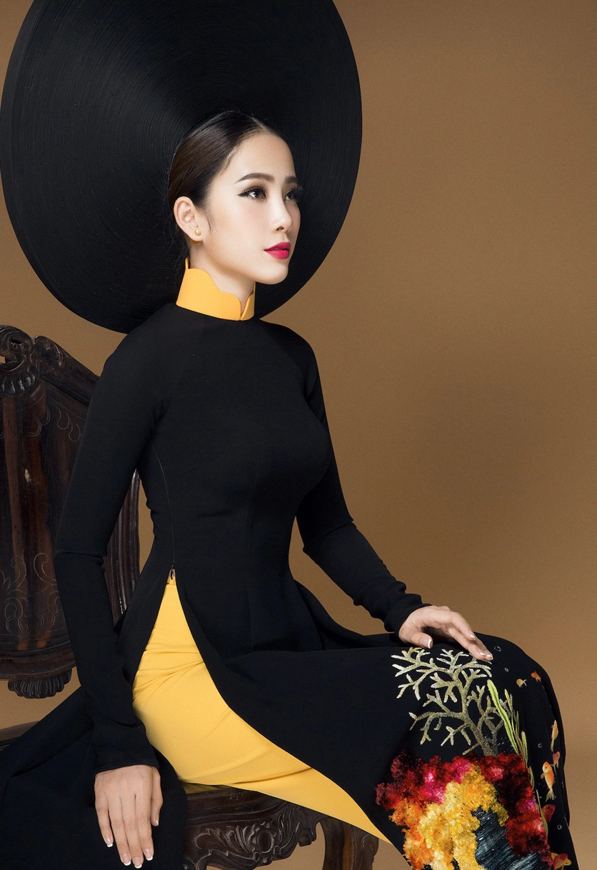 Hai bộ áo dài phong cách đối lập của hoa khôi nam em