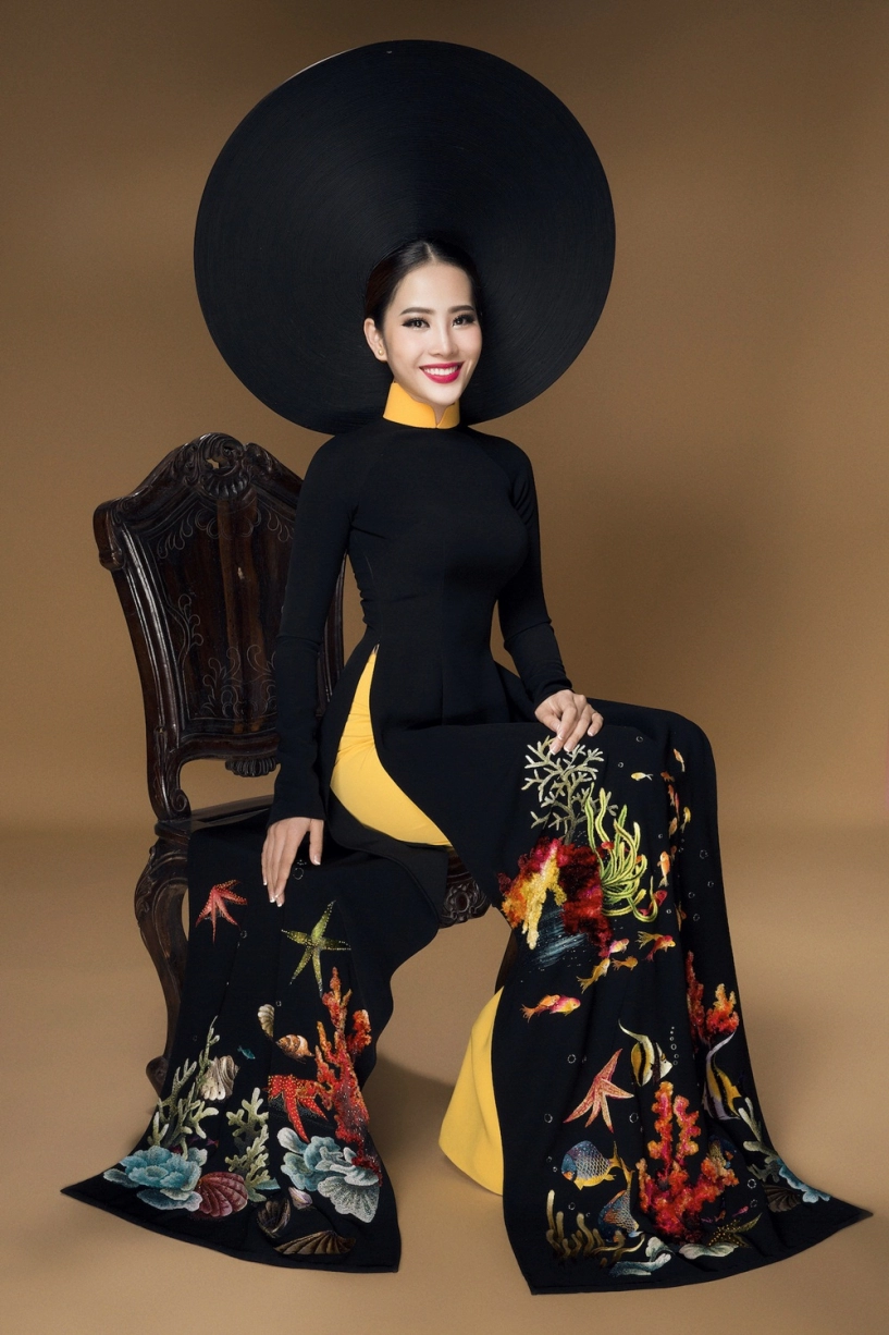 Hai bộ áo dài phong cách đối lập của hoa khôi nam em