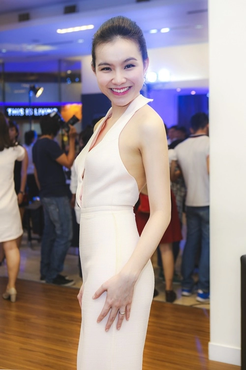 Hoa hậu thùy lâm đẹp ngỡ ngàng cùng màu nude
