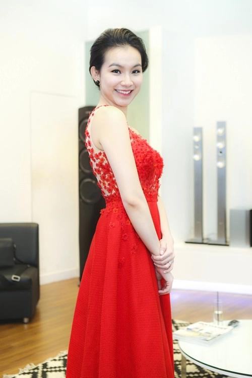 Hoa hậu thùy lâm đẹp ngỡ ngàng cùng màu nude