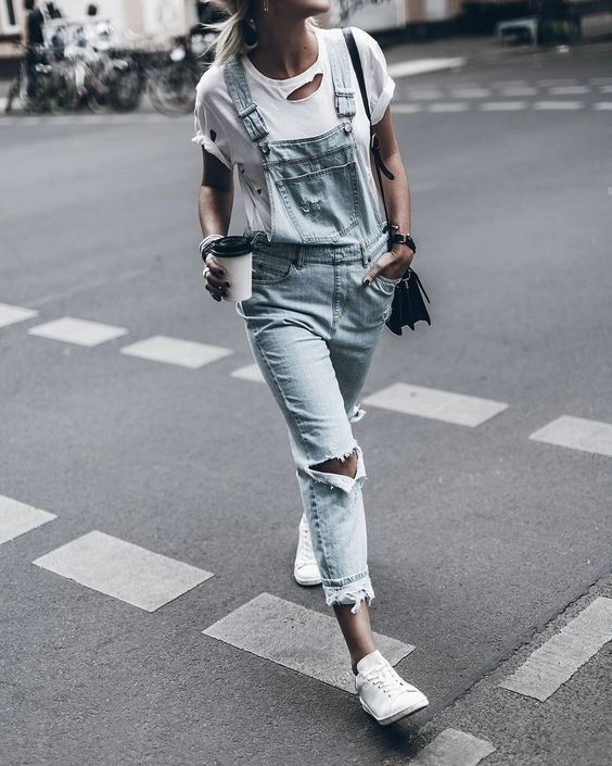 Mặc gì để diện cùng sneaker trắng