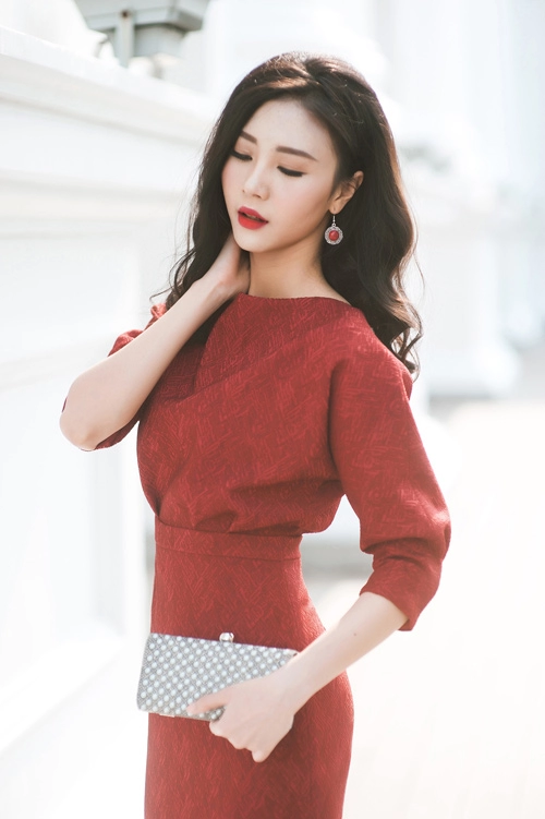 Mix váy công sở mùa thu thật sang với phụ kiện