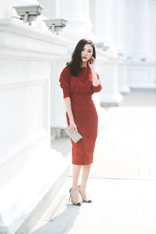 Mix váy công sở mùa thu thật sang với phụ kiện