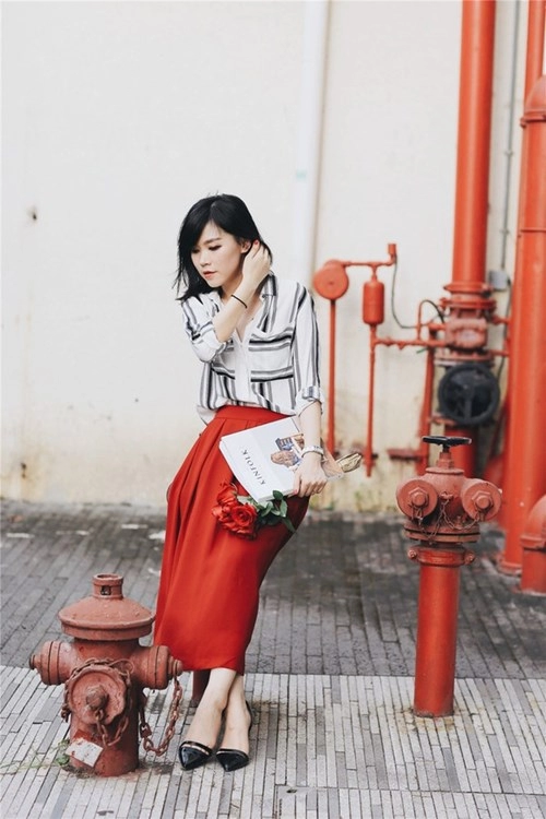 Street style pha trộn chất hè hiện đại nữ tính