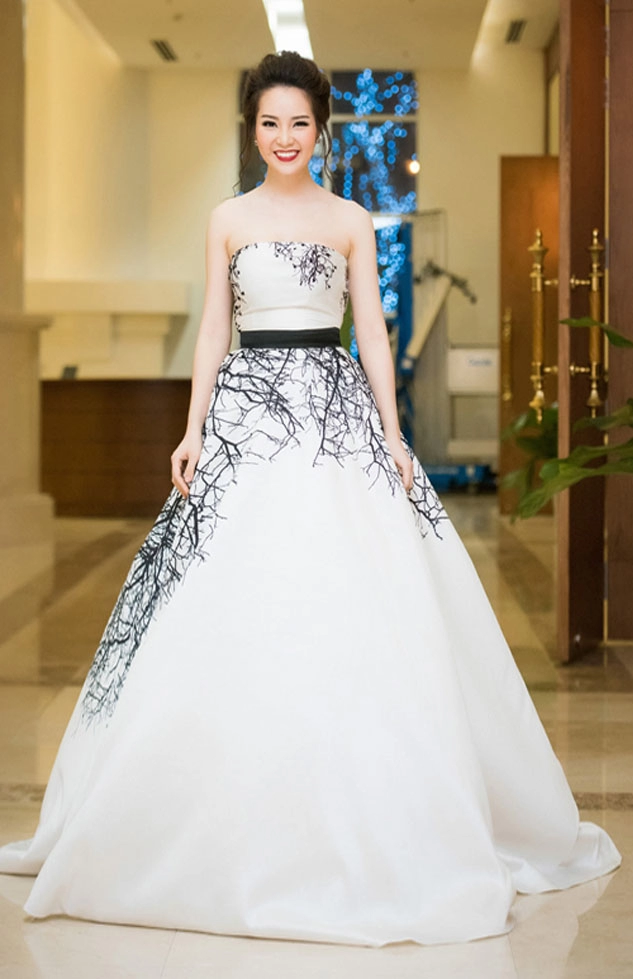 Vẻ đẹp khó cưỡng của ngọc trinh với mốt váy ngủ