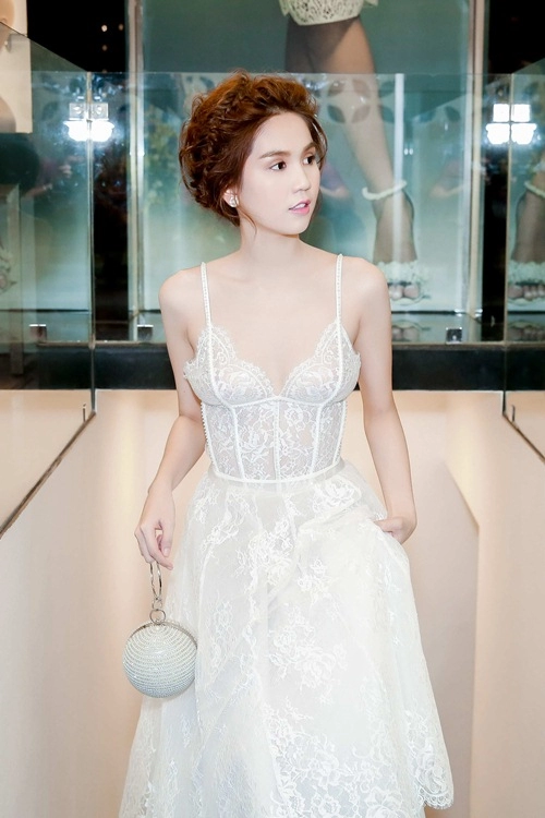 Vẻ đẹp khó cưỡng của ngọc trinh với mốt váy ngủ