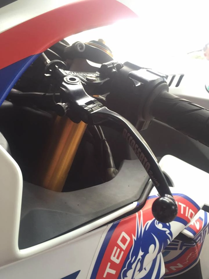 Yamaha r1 lộng lẫy với bộ áo đấu cùng dàn pô hàng hiệu