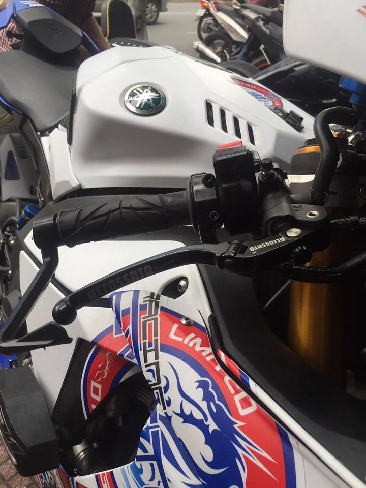 Yamaha r1 lộng lẫy với bộ áo đấu cùng dàn pô hàng hiệu