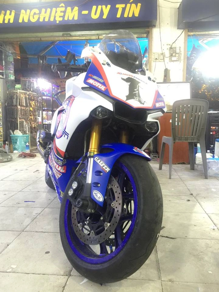 Yamaha r1 lộng lẫy với bộ áo đấu cùng dàn pô hàng hiệu
