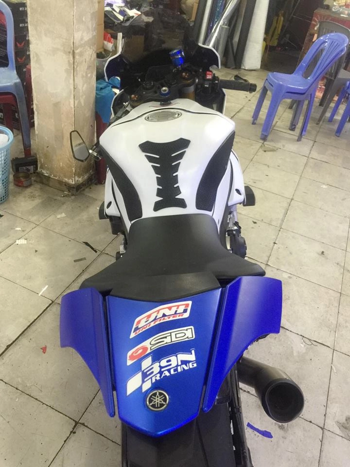 Yamaha r1 lộng lẫy với bộ áo đấu cùng dàn pô hàng hiệu