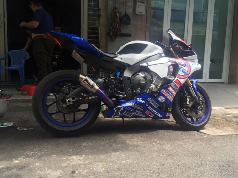 Yamaha r1 lộng lẫy với bộ áo đấu cùng dàn pô hàng hiệu