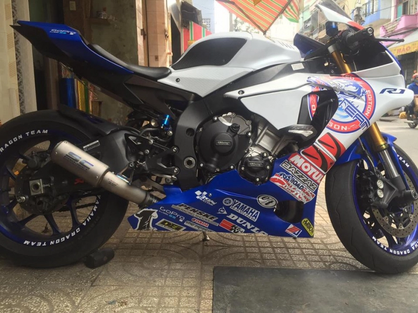 Yamaha r1 lộng lẫy với bộ áo đấu cùng dàn pô hàng hiệu