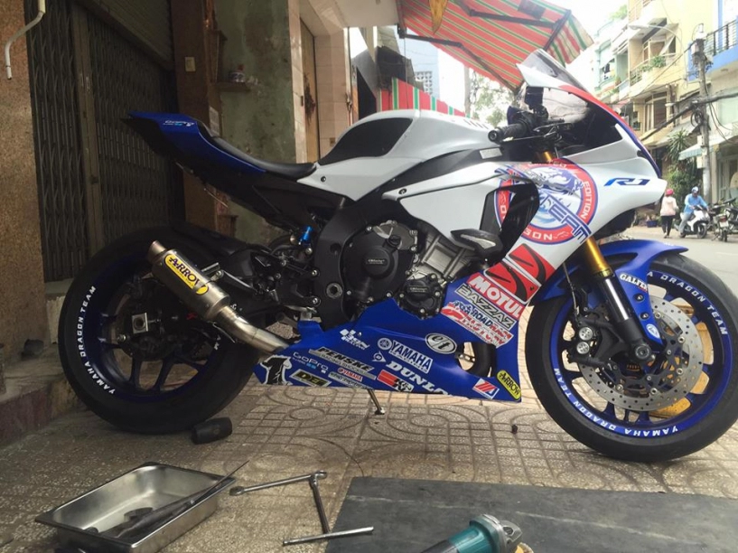 Yamaha r1 lộng lẫy với bộ áo đấu cùng dàn pô hàng hiệu