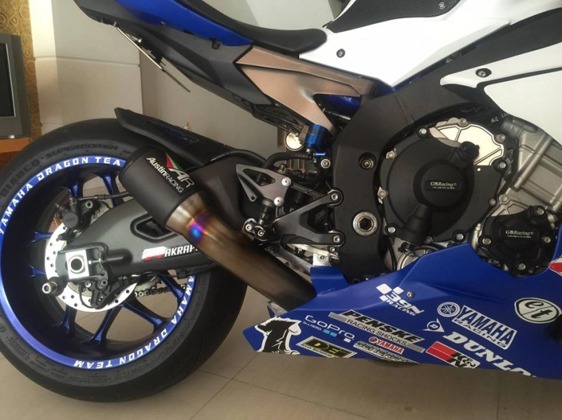 Yamaha r1 lộng lẫy với bộ áo đấu cùng dàn pô hàng hiệu