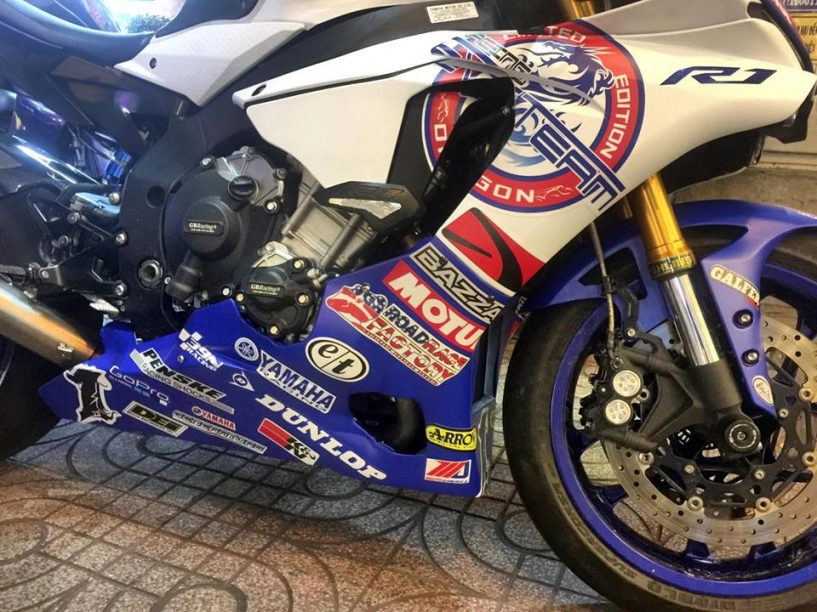 Yamaha r1 lộng lẫy với bộ áo đấu cùng dàn pô hàng hiệu