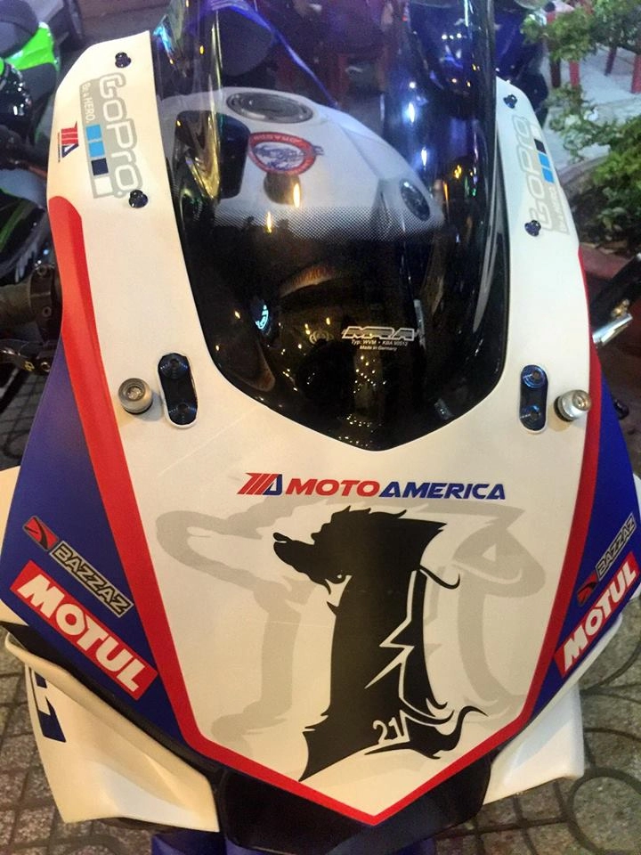 Yamaha r1 lộng lẫy với bộ áo đấu cùng dàn pô hàng hiệu