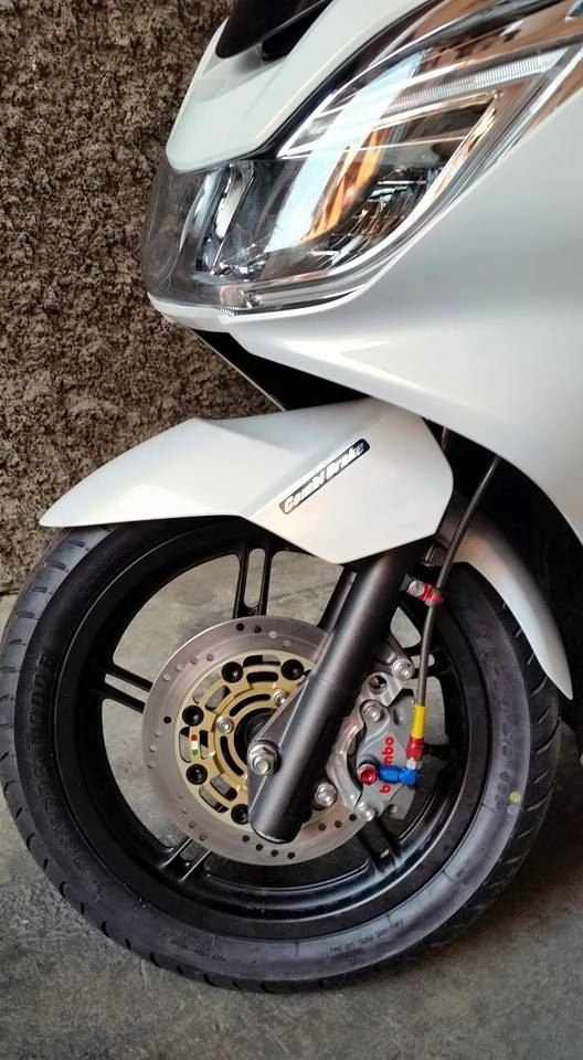 Honda pcx độ nhẹ với vài món đồ chơi hàng hiệu