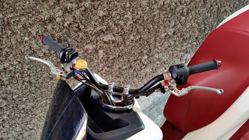Honda pcx độ nhẹ với vài món đồ chơi hàng hiệu