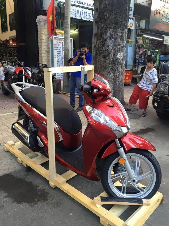 Honda sh300i 2015 đầu tiên về việt nam với giá hơn 300 triệu đồng