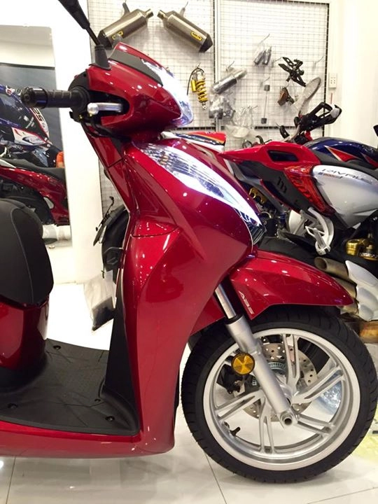 Honda sh300i 2015 đầu tiên về việt nam với giá hơn 300 triệu đồng