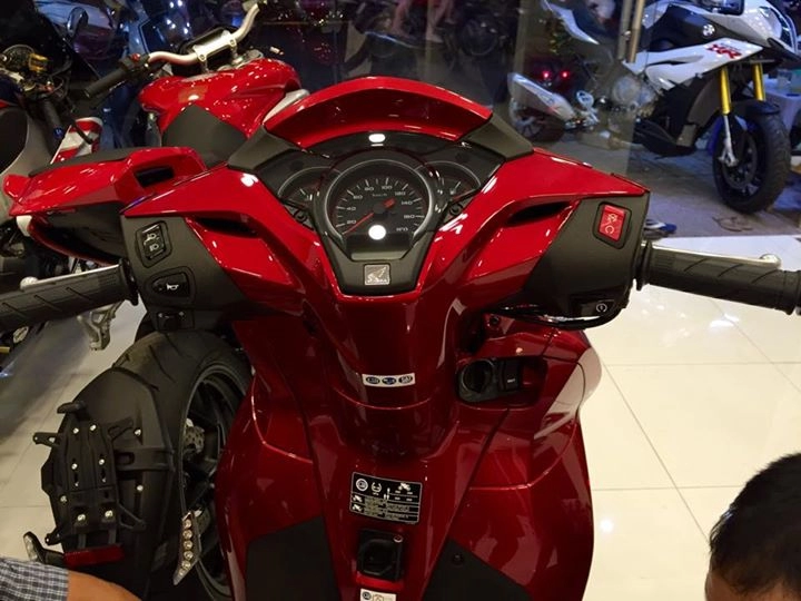 Honda sh300i 2015 đầu tiên về việt nam với giá hơn 300 triệu đồng
