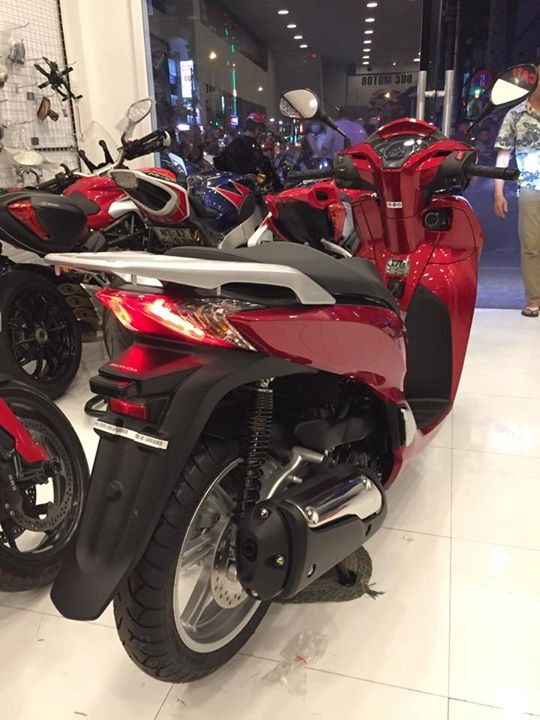 Honda sh300i 2015 đầu tiên về việt nam với giá hơn 300 triệu đồng