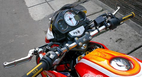 Honda cb150r độ streetfighter nổi bật với bộ tem lửa mạnh mẻ