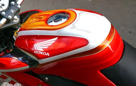 Honda cb150r độ streetfighter nổi bật với bộ tem lửa mạnh mẻ