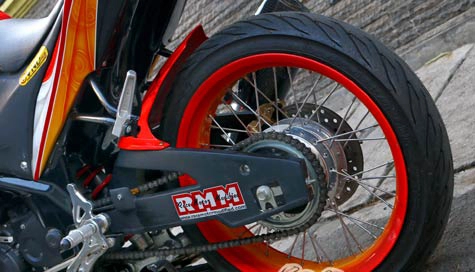 Honda cb150r độ streetfighter nổi bật với bộ tem lửa mạnh mẻ
