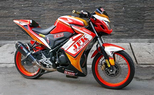 Honda cb150r độ streetfighter nổi bật với bộ tem lửa mạnh mẻ