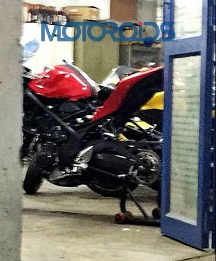 Yamaha r25 bất ngờ xuất hiện tại ấn độ
