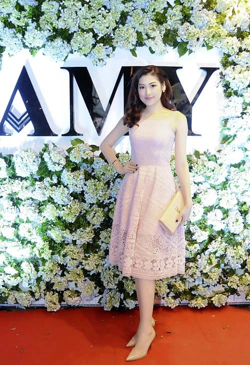 Á hậu tú anh đẹp ngất ngây với váy ren amy